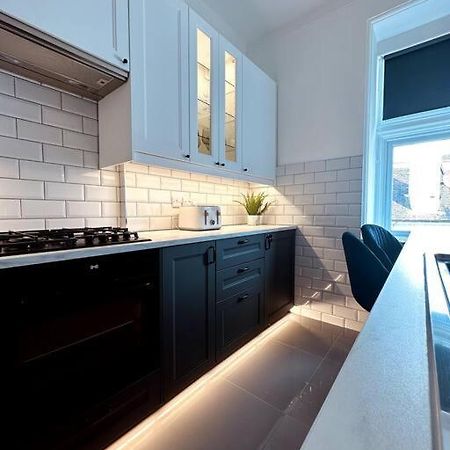 The Retreat - Large Luxury Apartment, Two Mins From Beach 본머스 외부 사진