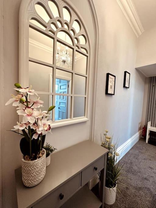 The Retreat - Large Luxury Apartment, Two Mins From Beach 본머스 외부 사진