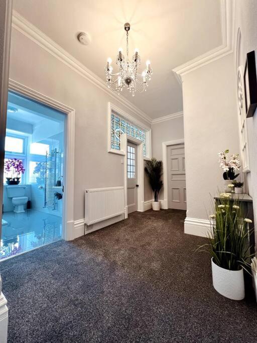 The Retreat - Large Luxury Apartment, Two Mins From Beach 본머스 외부 사진