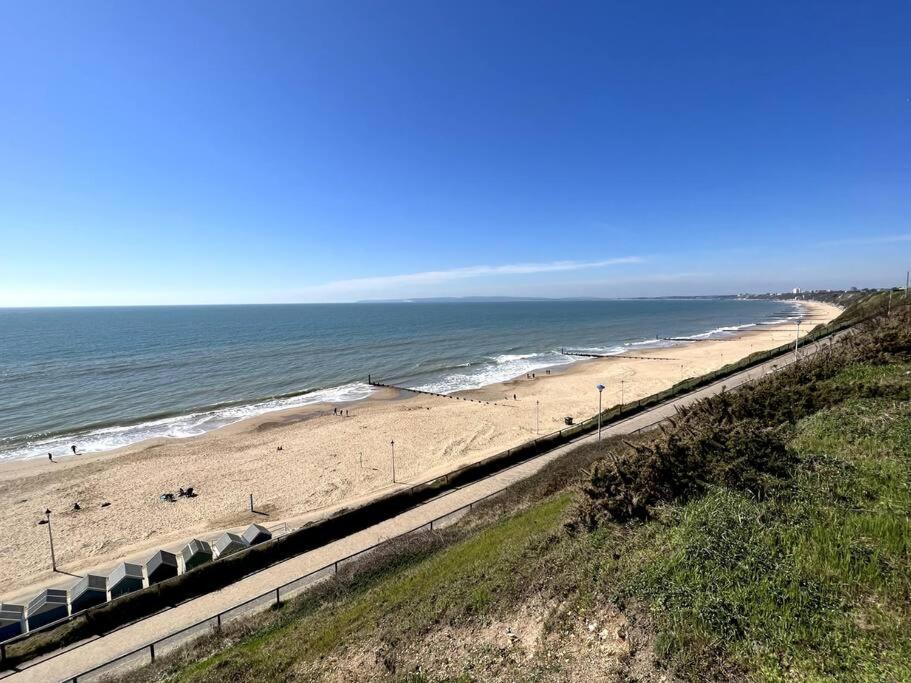 The Retreat - Large Luxury Apartment, Two Mins From Beach 본머스 외부 사진