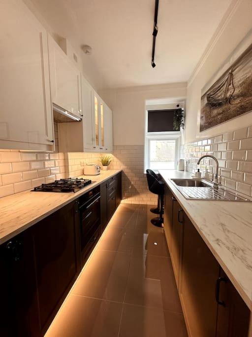 The Retreat - Large Luxury Apartment, Two Mins From Beach 본머스 외부 사진