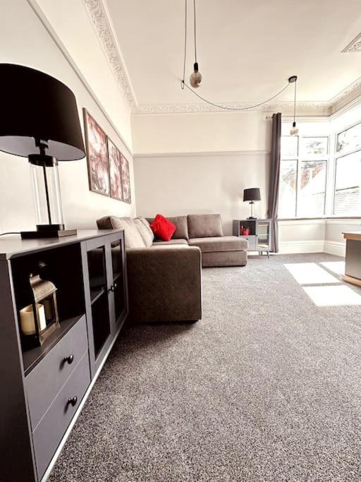 The Retreat - Large Luxury Apartment, Two Mins From Beach 본머스 외부 사진