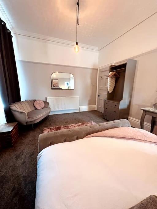 The Retreat - Large Luxury Apartment, Two Mins From Beach 본머스 외부 사진