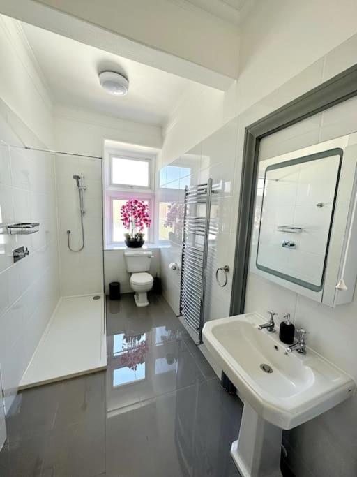 The Retreat - Large Luxury Apartment, Two Mins From Beach 본머스 외부 사진
